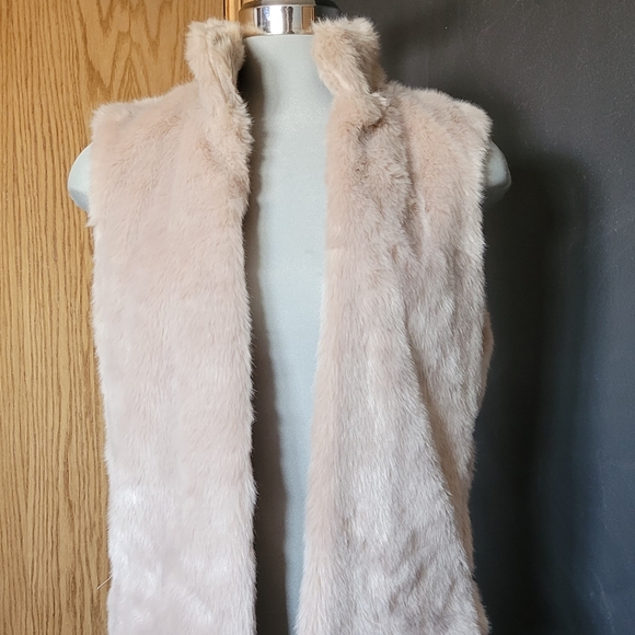 Dynamite Light Faux Fur Vest - Picture 3 of 4